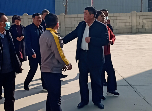 河南省農(nóng)業(yè)廳專家驗收小組對蘭考花生基地及特香型花生油加工設備進行綠色食品加工認證驗收(圖1) 河南省農(nóng)業(yè)廳專家驗收小組對蘭考花生基地及特香型花生油加工設備進行綠色食品加工認證驗收(圖1)