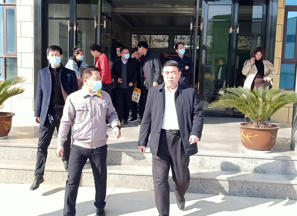 河南省農(nóng)業(yè)廳專家驗收小組對蘭考花生基地及特香型花生油加工設備進行綠色食品加工認證驗收(圖2) 河南省農(nóng)業(yè)廳專家驗收小組對蘭考花生基地及特香型花生油加工設備進行綠色食品加工認證驗收(圖2)